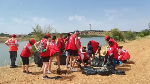 EuropaPress_4851661_cruz_roja_organiza_cuatro_recogidas_basuraleza_dentro_campana_1m2_campos