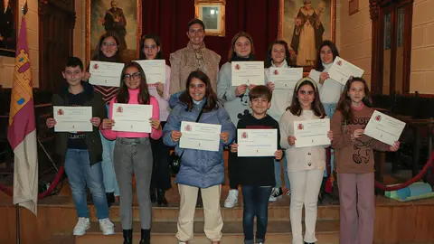 Junto a representantes del Colegio 'Maestro Juan de &Aacute;vila'