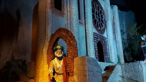 Los personajes que aparecen desarrollan sus labores en diferentes calles y frente a edificios emblem&aacute;ticos de la localidad.