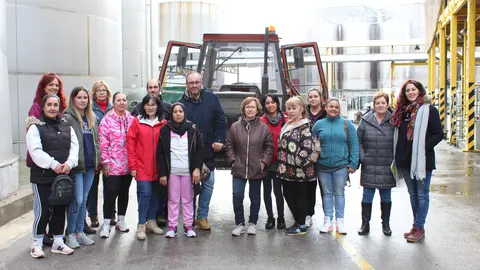 Algunas de las participantes en el curso de conducci&oacute;n de tractores