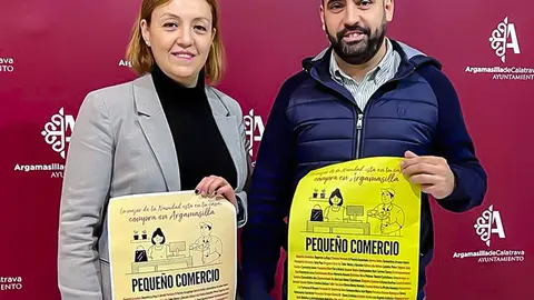 S&aacute;ez y Ruiz posan con el cartel de la campa&ntilde;a de este a&ntilde;o.