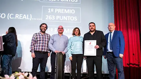 C&aacute;ndido Barba, junto a representantes de la Banda Juvenil Asociaci&oacute;n Musical Mozart de Aldea del Rey, recogiendo su galard&oacute;n.