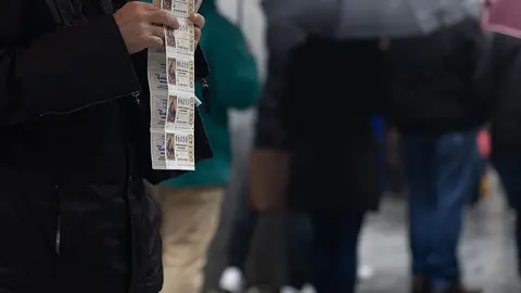 EuropaPress_4859136_persona_varios_decimos_loteria_navidad_diciembre_2022_madrid_espana_sorteo