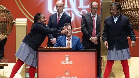 EuropaPress_4884830_dos_ninas_residencia_san_ildefonso_cantan_premios_sorteo_extraordinario