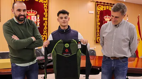 Posando con orgullo con la camiseta regalada por el Ayuntamiento con el escudo corporativo