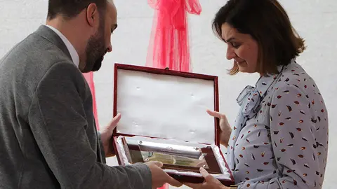 El alcalde entrega a Grac&iacute; Gal&aacute;n la placa en memoria de Juan Ram&oacute;n Levia