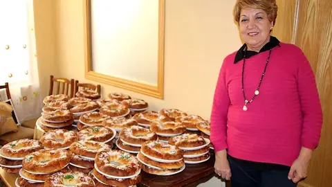 Mari &Aacute;ngeles junto a los roscones para las socias.