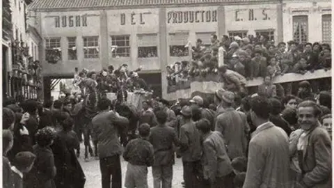 Momento del Ofertorio herenciano en los a&ntilde;os 50. Fuente: carnavaldeherencia.es