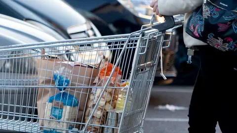 EuropaPress_4890276_mujer_sale_supermercado_carro_compra_27_diciembre_2022_mejorada_campo