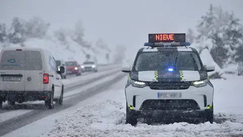 EuropaPress_4927816_coche_policia_aparcado_carretera_nevada_16_enero_2023_huesca_aragon_espana