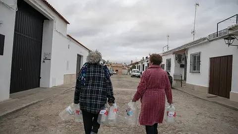 Vecinas de Almagro inician su rutina para conseguir agua.