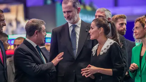 El presidente de Castilla-La Mancha, Emiliano Garc&iacute;a-Page, con los reyes en Fitur.