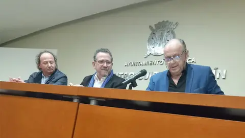 El poeta de La Solana, Luis D&iacute;az-Cacho, durante la presentaci&oacute;n de su poemario en la localidad de Lorca.