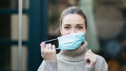 EuropaPress_4409327_mujer_quitandose_mascarilla