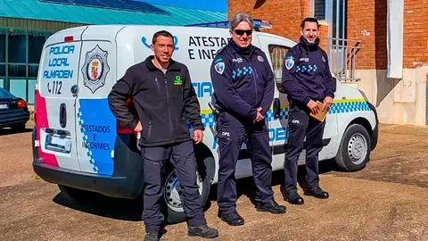 Esta-ma&ntilde;ana-en-Almad&eacute;n,-entregando-el-veh&iacute;culo-a-la-Polic&iacute;a-Local-de-la-localidad