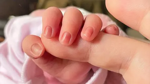 EuropaPress_4967298_bebe_pocos_dias_edad_coge_dedo_madre