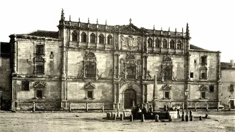 Fachada del&nbsp;Colegio Mayor de San Ildefonso&nbsp;de la&nbsp;Universidad de Alcal&aacute;. Fotograf&iacute;a de Constantin Uhde realizada en 1888. Fuente: es.wikipedia.org