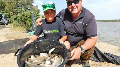 Mostrando-las-capturas-en-una-jornada-de-pesca