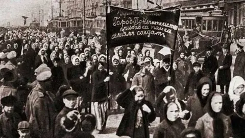 Manifestaci&oacute;n de de obreras textiles en Nueva York. Fuente: ngenespanol.com