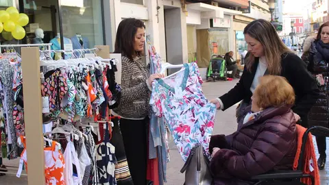 La iniciativa reuni&oacute; una gran cantidad de stands en la calle Emilio Castelar con productos de stock a precios m&iacute;nimos.