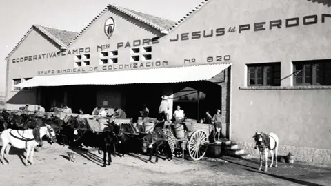 Imagen antigua de la Cooperativa Jes&uacute;s del Perd&oacute;n-Bodegas Yuntero. Fuente: ayeryhoyrevista.com