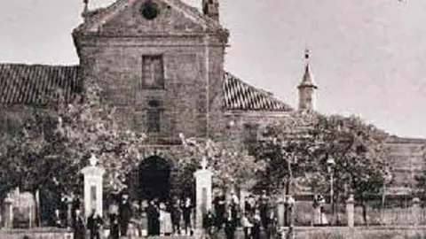 Foto antigua del Convento de los Padres Trinitarios. Fuente:&nbsp; elecodevaldepenas.es