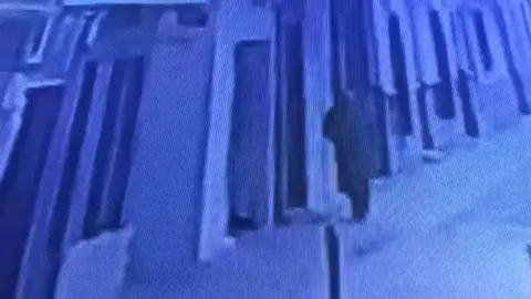 Fotograma del v&iacute;deo del sujeto enviando las cartas.