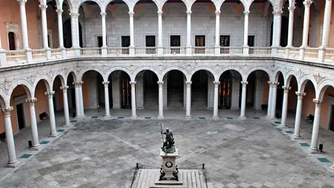 Patio de Carlos V del Museo del Ej&eacute;rcito. Fuente: es.wikipedia.org
