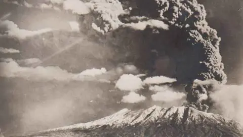 El volc&aacute;n Vesubio en erupci&oacute;n. Fuente: etsy.com