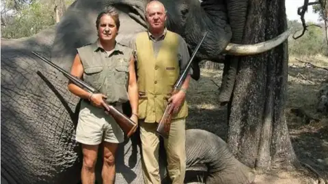 El Rey Juan Carlos I cazando elefantes en Botsuana. Fuente: elespanol.com