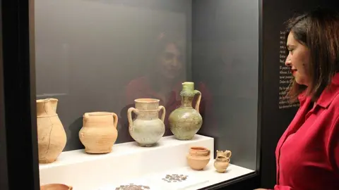 La viceconsejera de Cultura y Deportes, Ana Mu&ntilde;oz, en la exposici&oacute;n 'Atempora Ciudad Real 2023'.