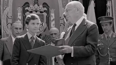 Tierno Galv&aacute;n junto al actual Rey de Espa&ntilde;a. Fuente: demadridalanube.com