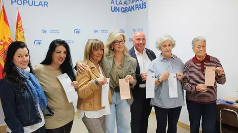 FOTO-LOLA-MERINO-CON-CANDIDATURA-ALCAZAR-(002)