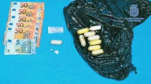 Droga y dinero intervenidos al conductor de un veh&iacute;culo que transportaba 130 gramos de coca&iacute;na en un habit&aacute;culo oculto del turismo.