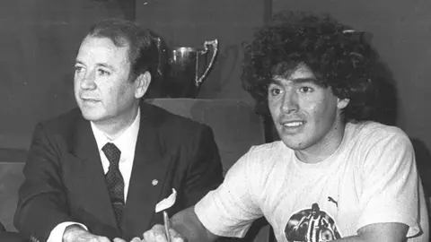 Fichaje de Diego Armando Maradona por el F&uacute;tbol Club Barcelona. Fuente: www.mundodeportivo.com
