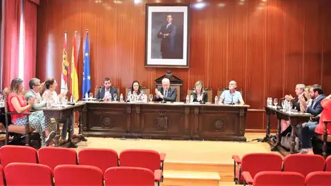 Pleno-14-junio-23---fin-mandato-(aplauso)-(002)