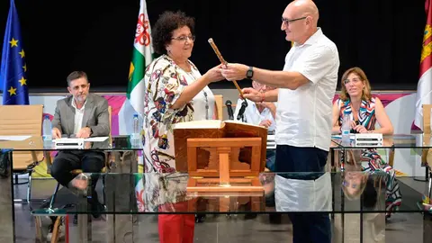 Andr&eacute;s-entrega-la-vara-de-mando-a-Rosa-(002)