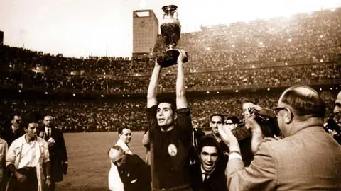 La selecci&oacute;n nacional espa&ntilde;ola de f&uacute;tbol gana su primera Eurocopa. Fuente: eldesmarque.com