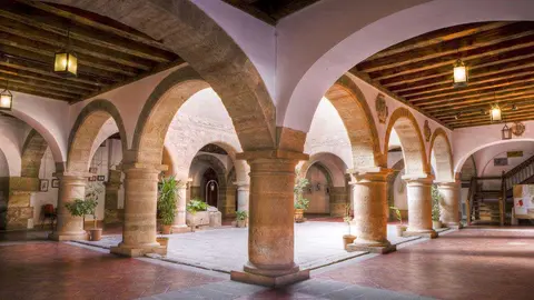 Patio de la Alh&oacute;ndiga. Fuente: lavidasondosviajes.com