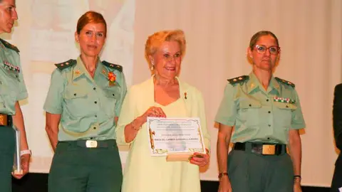 Carmen-Quintanilla-recoge-distinci&oacute;n-de-honor-(002)