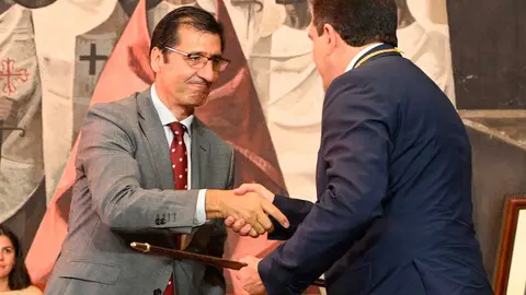Caballero-entrega-el-bast&oacute;n-de-presidencia-a-Valverde