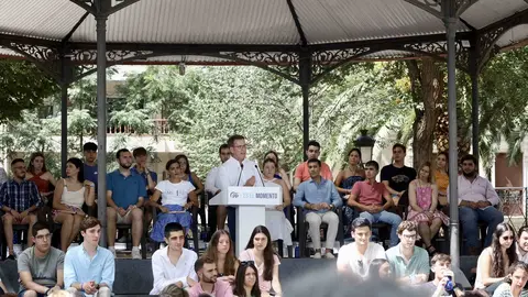 El l&iacute;der del Partido Popular, Alberto N&uacute;&ntilde;ez Feij&oacute;o, interviene durante un acto de campa&ntilde;a electoral del Partido Popular, en los Jardines del Prado