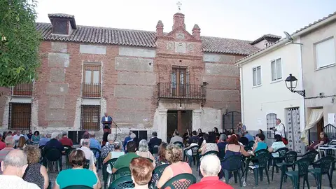 Imagen-de-archivo-de-la-pasada-edici&oacute;n-del-recital-Poes&iacute;a-en-el-Palacio-de-Aldea-del-Rey-(002)