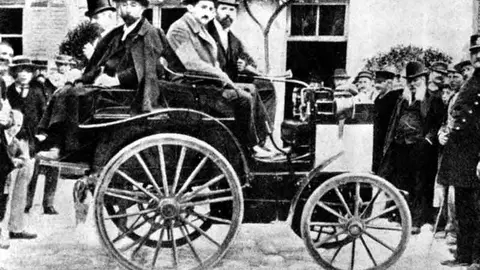 Primera carrera automovil&iacute;stica del mundo. Fuente: motorpasion.com