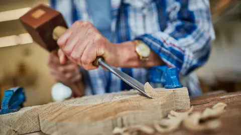 EuropaPress_5211633_persona_trabaja_madera_easd_antonio_failde_19_mayo_2023_ourense_galicia