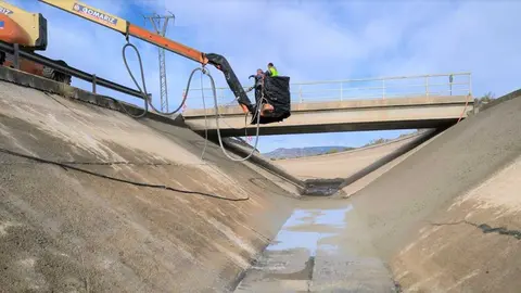 EuropaPress_4839337_chs_realiza_labores_conservacion_mantenimiento_canal_postrasvase