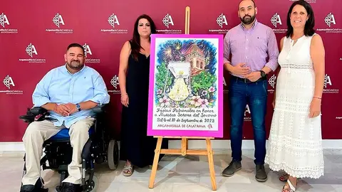 La-autora,-junto-al-cartel-y-autoridades