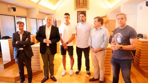 recibimiento-del-ayuntamiento-al-nadador-Alonso-Gonz&aacute;lez-(002)
