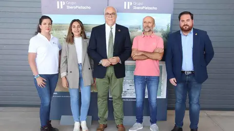 Visita de Juli&aacute;n Nieva y Pablo Camacho a la planta Iberopistacho.