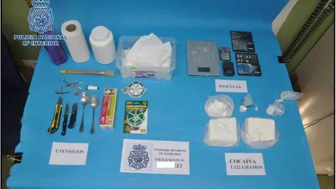 Objetos aprehendidos por la Polic&iacute;a tras desmantelar una organizaci&oacute;n criminal dedicada al tr&aacute;fico de drogas en la provincia de Ciudad Real.